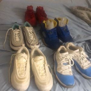 bundle of 5 sneakers